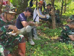 Istirahat Siang TMMD, Satgas dan Warga Makan Bersama di Kebun dengan Penuh Kesederhanaan