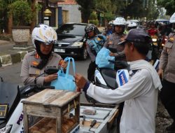 Kapolresta Cirebon Pimpin Patroli Humanis Polresta Cirebon Berikan Edukasi Helm, Bagi Bansos, dan Cegah Premanisme