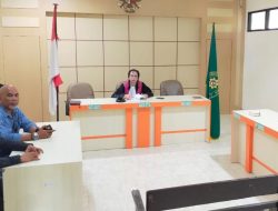 Hakim PN Palu Bebaskan Jurnalis Hendly Mangkali dari Status Tersangka
