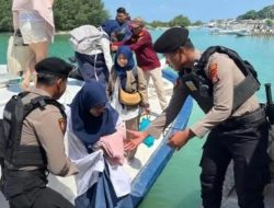 Polisi Baik Bantu Penumpang di Dermaga, Cegah Sajam dan Narkoba Masuk Pulau Seribu