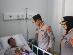 Kapolda Jabar Kunjungi Korban Longsor Pertambangan Gunung Kuda di RS Mitra Plumbon