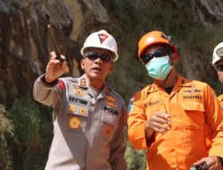 Kapolda Jabar Tinjau Lokasi Longsor Galian C di Gunung Kuda, Cirebon