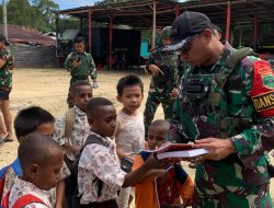 Dansatgas Yonif 763/Sba Bagikan Buku dan Alat Tulis kepada Anak Sekolah