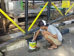 Satpol PP dan OB Kecamatan Kompak Percantik Lingkungan Kantor, Warga: Nyaman dan Rapih