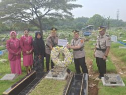 Tabur Bunga Dan Ziarah Kubur Untuk Bhayangkara Gugur Saat Tugas, Sambut Hari Bhayangkara Ke 79.