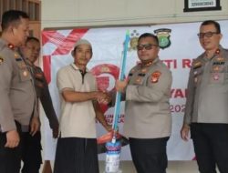 Kapolres Kepulauan Seribu Gelar Bakti Religi di Masjid Al Hidayah Pulau Harapan, Serahkan Bantuan Alat Kebersihan