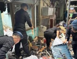 Brimob Polda Metro Jaya Bersama Warga Gelar Kerja Bakti Pasca Kebakaran di Kwitang