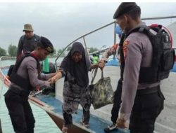 Polisi Baik Bantu Penumpang Turun dari Kapal, Wujud Pengamanan Humanis di Dermaga Kepulauan Seribu Utara