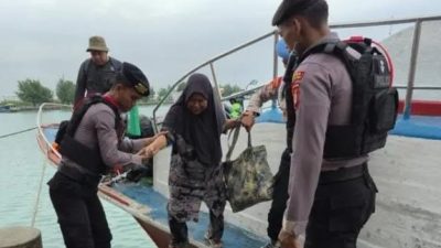 Polisi Baik Bantu Penumpang Turun dari Kapal, Wujud Pengamanan Humanis di Dermaga Kepulauan Seribu Utara