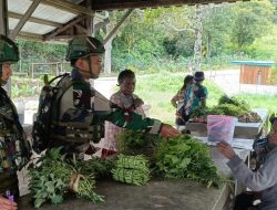 Borong Hasil Bumi Satgas Yonif 521/DY Membantu Meningkatkan Perekonomian Warga di Pasar Bolakme