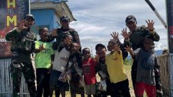 Berbagi Tebar Kebahagiaan Satgas Yonif 521/DY di Distrik Kobakma