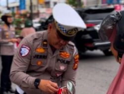 Gerakan Satlantas Polres Pelalawan Menyapa Ciptakan Cinta Nasionalisme Bagikan Bendera Merah Putih