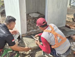 TNI dan Warga Kompak Tuntaskan Pembangunan MCK di Lokasi TMMD