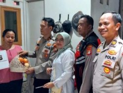 Polsek Metro Penjaringan Salurkan Tali Asih kepada Korban Kecelakaan Pipa Spiral Jatuh di Rawa Bebek Jakarta Utara