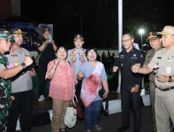 Dari Kwitang untuk Jakarta Barat : Ibu Yani dan Ibu Rita Beri Bunga Cahaya untuk Petugas di Jakarta Barat