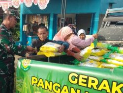 Beras Murah Ludes Diserbu Warga, Koramil 1004 Tanjungsari Gelar Gerakan Pangan Murah di Pasar Kaget