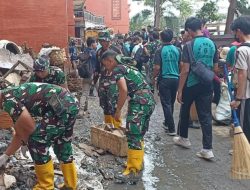 TNI Membantu Warga Pasca Banjir, Pulihkan Lokasi Yang Dilalui Aktifitas Warga.