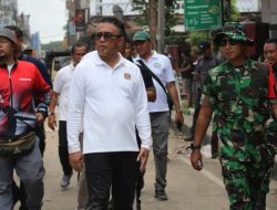 Dandim 1611/Badung Turun Langsung Bersama Prajurit Bersihkan Sampah Pasca Banjir.