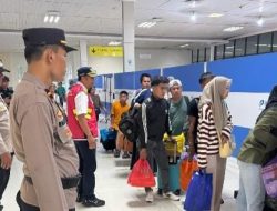 Pelayanan Penumpang Kapal KM. Dobonsolo, Polri Hadir Untuk Masyarakat