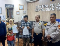 Polisi Bantu Satu Keluarga Terlantar Pulang ke Bandung dari Pelabuhan Tanjung Priok