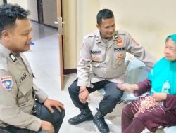Polisi Antar Lansia Pikun Pulang : Wujud Kepedulian Polsek Kawasan Kali Baru terhadap Warga