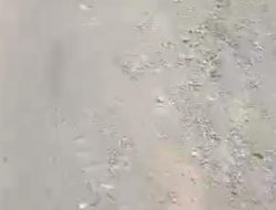 Jalan Poros Kabupaten Lebak Simpang Ciawi – Sawarna Rusak Parah, Diduga Akibat Aktivitas Pertambangan Batu