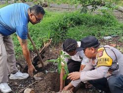 Bhabinkamtibmas Desa Budeng Ajak Warga Gotong Royong Tanam Pohon, Wujudkan Desa Hijau dan Kondusif