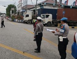 Personel Polres Pelabuhan Tanjung Priok, Hadir Lakukan Pengaturan Lalu Lintas Pagi Hari