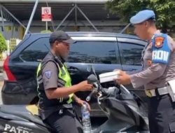 Sipropam Polres Priok, Gelar Jum’at Peduli Jumat Berkah, Berikan Makanan Dan Imbauan Kamtibmas