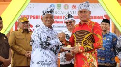 Zulfahrianto Kepala Desa Sontang Sekaligus Ketua DPD APDESI Provinsi Riau Terima Penghargaan dari Bupati Rokan Hulu