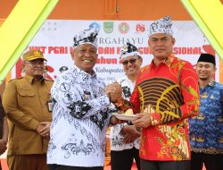 Zulfahrianto Kepala Desa Sontang Sekaligus Ketua DPD APDESI Provinsi Riau Terima Penghargaan dari Bupati Rokan Hulu