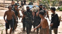 Satgas Penanggulangan Bencana Kodam I/BB Evakuasi Jenazah Korban Banjir di Desa Aek Nadol