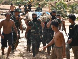 Satgas Penanggulangan Bencana Kodam I/BB Evakuasi Jenazah Korban Banjir di Desa Aek Nadol