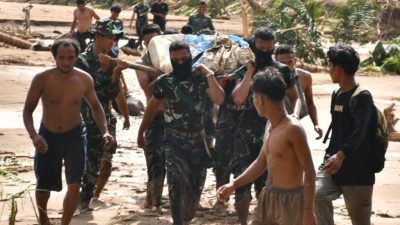 Satgas Penanggulangan Bencana Kodam I/BB Evakuasi Jenazah Korban Banjir di Desa Aek Nadol
